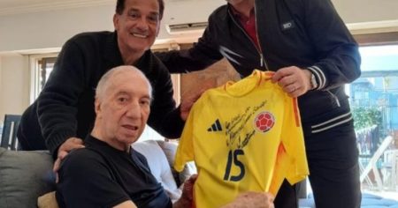 Lorenzo le llevó una camiseta de Colombia a Bilardo imagen-11