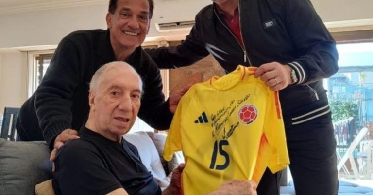 Lorenzo le llevó una camiseta de Colombia a Bilardo imagen-4