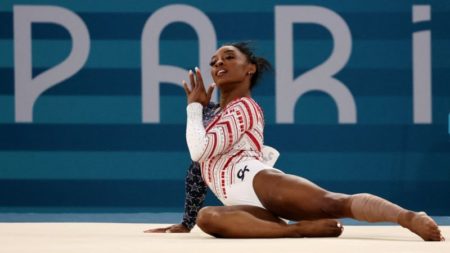 Simone Biles gana el oro, su octava medalla olímpica, y se convierte en la gimnasta estadounidense más condecorada imagen-8