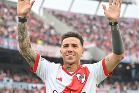 Hinchas de River entonaron la canción racista y homofóbica contra Francia durante el homenaje a Enzo Fernández imagen-16