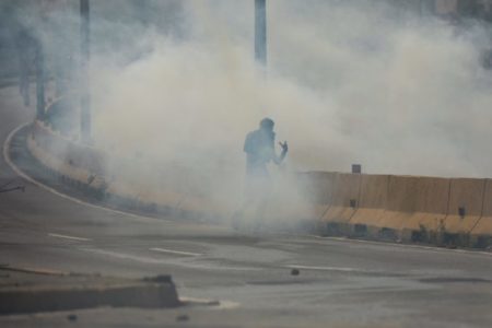 Represión en Caracas: la policía dispara con gases lacrimógenos a manifestantes que protestan contra el fraude electoral imagen-9