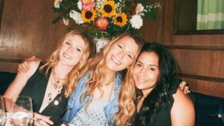 Blake Lively comienza el tour promocional de 'It Ends With Us' con un "lookazo" de lo más sexy de uno de sus diseñadores favoritos imagen-12