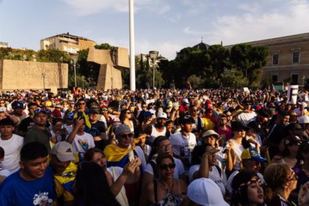 Miles de venezolanos se concentran en la Plaza de Colón "por el cambio" y la libertad en Venezuela imagen-7