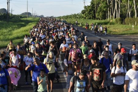 Una caravana multitudinaria de migrantes camina desde el sur de México a la frontera con EE.UU. para pedir asilo imagen-10