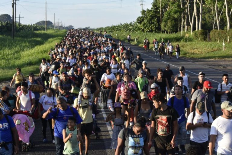 Una caravana multitudinaria de migrantes camina desde el sur de México a la frontera con EE.UU. para pedir asilo imagen-4