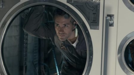 La película de ciencia ficción de Ryan Reynolds que quiso ser lo opuesto a ‘Gravity’: sólo dura hora y media y la puedes ver en Netflix imagen-8