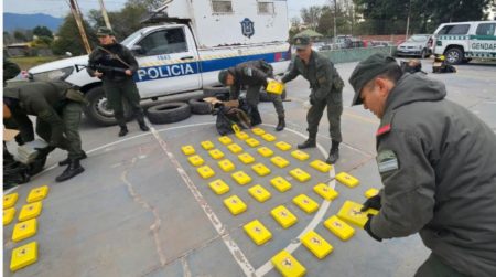 Escándalo en Salta: detuvieron a policías por transportar 420 kilos de cocaína en el patrullero imagen-6