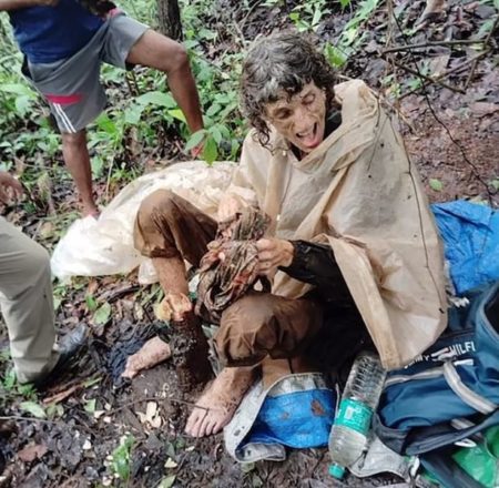 Encontraron a una mujer estadounidense encadenada a un árbol y abandonada a su suerte en una selva de India imagen-10