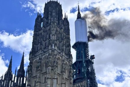 Se incendia la torre de la catedral de Notre Dame en Francia imagen-9