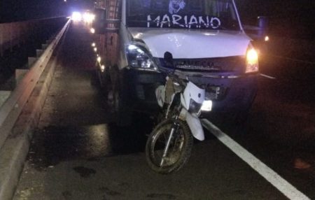 Dos personas resultaron heridas en un choque entre un camión y una moto sobre la Ruta 12 imagen-16