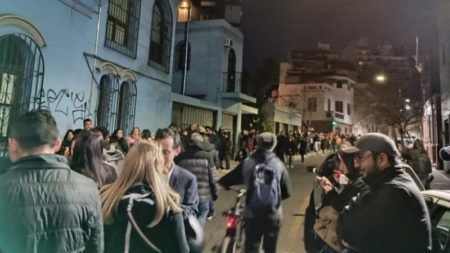 Cómo fue la vigilia de decenas de venezolanos en la embajada en Buenos Aires antes del inicio de la votación imagen-8