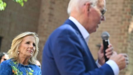 Jill Biden viaja a los Juegos Olímpicos de París mientras su marido pasa la antorcha imagen-15