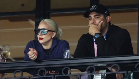 Lady Gaga presenta a Michael Polansky como su prometido en París imagen-16