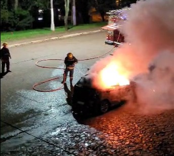 Se incendió un vehículo en el kilómetro 5 de Eldorado: llevaba neumáticos de contrabando imagen-8