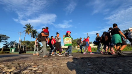 Una caravana de migrantes con 1.500 personas se dirige a la frontera entre México y Estados Unidos imagen-14