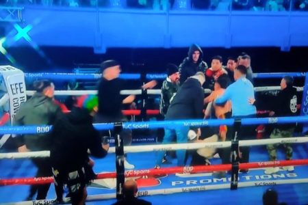 Boxeo en la FAB: invasión de ring y otro éxito de Veneno Cháves ante un rival… ¿”juvenil” de 34 años o “latino” de Sudáfrica? imagen-15