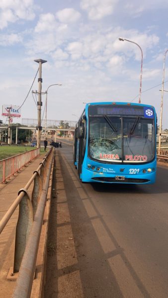 El hombre que despistó en el Acceso Sur donde murió un niño de cinco años se habría arrojado al paso de un colectivo y está grave en el Hospital imagen-14