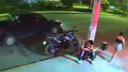 “La estaban siguiendo”: así fue como un motociclista evitó que presuntos criminales secuestraran a una mujer en NL | VIDEO imagen-15