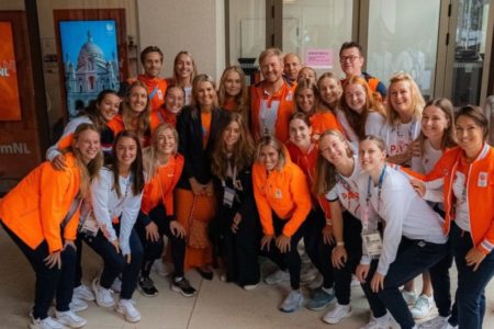 Máxima Zorreguieta visitó a los deportistas neerlandeses en la villa olímpica París y tuvo una actitud “fuera de protocolo” imagen-16