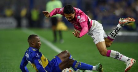 Video: el reconocimiento de la Conmebol a Advíncula, ovacionado por los hinchas de Boca imagen-15