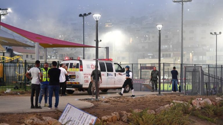 Israel dice que Hezbollah “pagará el precio” tras culparlo por el ataque a un campo de fútbol que mató a 12 niños imagen-4