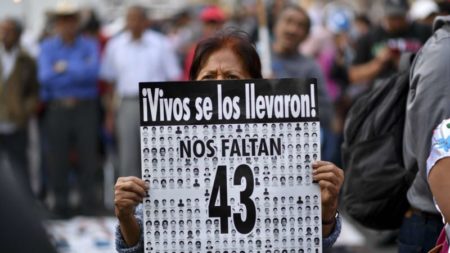 Claudia Sheinbaum se reúne por primera vez con padres de los 43 estudiantes de Ayotzinapa tras encuentro con López Obrador imagen-11