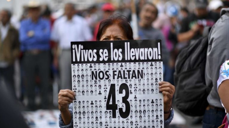 Claudia Sheinbaum se reúne por primera vez con padres de los 43 estudiantes de Ayotzinapa tras encuentro con López Obrador imagen-4