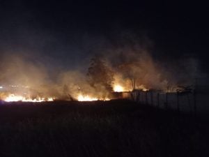 Garupá | Se desataron dos incendios de malezas en los barrios Santa Helena y Piedras Blancas, pero fueron controlados por personal de bomberos imagen-7