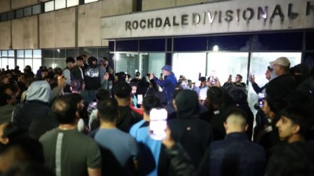 Los videos de la Policía golpeando a hombres en el aeropuerto del Reino Unido provocan indignación mientras la fuerza se presenta ante el organismo de control imagen-7