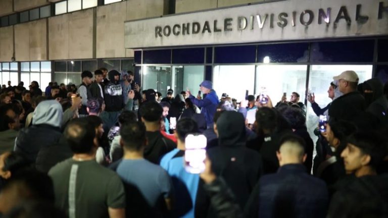 Los videos de la Policía golpeando a hombres en el aeropuerto del Reino Unido provocan indignación mientras la fuerza se presenta ante el organismo de control imagen-3