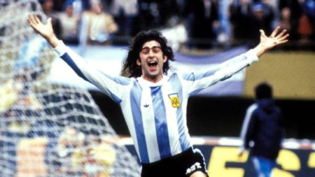 Mario Kempes en Canal 12: “Es lindo que la gente nos recuerde por algo que pasó hace mucho tiempo” imagen-7