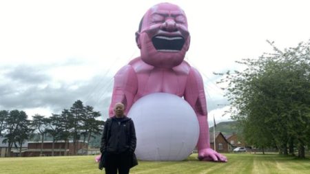 Un hombre rosa gigante causa revuelo en un pequeño pueblo de Gales. ¿Qué significa? imagen-6