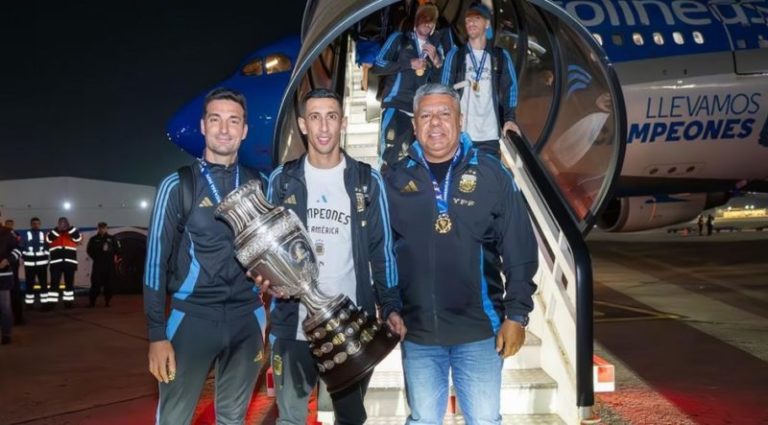 Fiesta completa: Una multitud de hinchas recibió a la Selección Argentina imagen-5