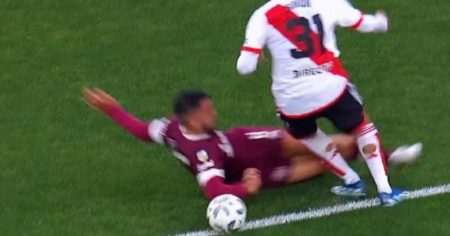 Video: la mano de Luciatti por la que en River reclamaron penal imagen-12