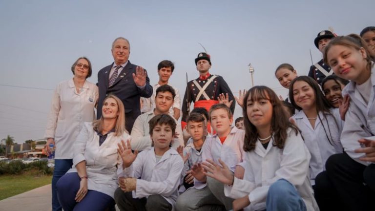 VECINOS DE ARISTÓBULO DEL VALLE CELEBRARON EL PRIMER IZAMIENTO DE LA BANDERA EN EL NUEVO MÁSTIL DEL INGRESO A LA CIUDAD imagen-4