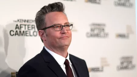 ¿Cómo puede seguir ejerciendo el médico que, según los fiscales, se benefició de la adicción de Matthew Perry a la ketamina? imagen-13