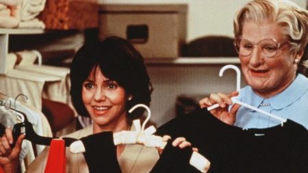 El gesto de Robin Williams con Sally Field durante el rodaje de 'Señora Doubtfire' tras la muerte de su padre: "Hizo que rodaran sin mí" imagen-13