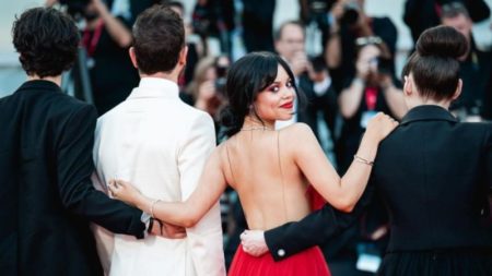 Después de Margot Robbie en 'Barbie' llega Jenna Ortega con 'Beetlejuice Beetlejuice' y su último homenaje a Winona Ryder en el Festival de Venecia imagen-8