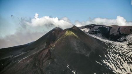 El aeropuerto italiano de Catania cierra parcialmente mientras el Etna arroja lava y ceniza imagen-16