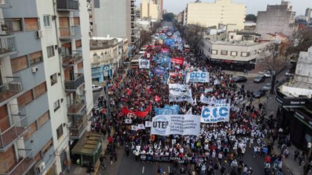 Marcha de San Cayetano, en vivo: comenzó la movilización a Plaza de Mayo contra Javier Milei imagen-11