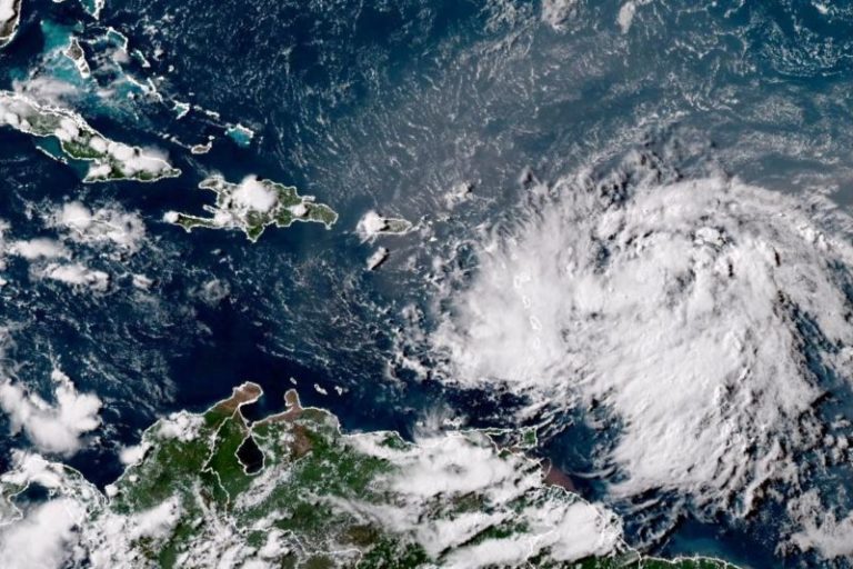 La tormenta tropical Ernesto castiga al nordeste del mar Caribe y pone rumbo a Puerto Rico imagen-3