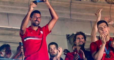 Fiesta en Belgrado: Djokovic mostró la medalla ante 100.000 personas imagen-10