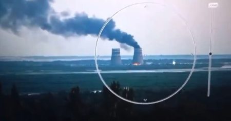 Zelensky acusó a Rusia de provocar un incendio en una torre de refrigeración de la central nuclear de Zaporizhzhia imagen-12