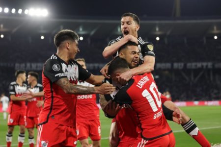 Copa Libertadores: River, escaso de juego, puso lucha, sudor... y un hombro para un triunfo valioso sobre Talleres imagen-13