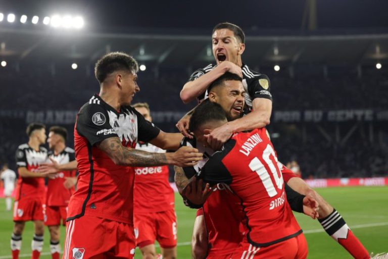 Copa Libertadores: River, escaso de juego, puso lucha, sudor... y un hombro para un triunfo valioso sobre Talleres imagen-4