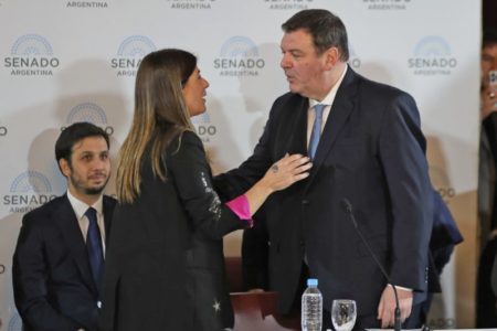 Victoria Villarruel evitó recibir a Lijo, quien debió enfrentar una atmósfera espesa en el Senado imagen-16