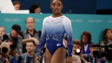 Simone Biles cae de la barra de equilibrio y no logra el oro por primera vez en París imagen-12