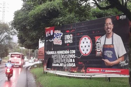 Encontraron una bandera del ELN en valla publicitaria en Itagüí, al sur de Medellín imagen-9