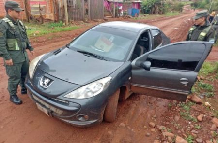 Automóvil robado es abandonado con carga de cigarrillos imagen-14