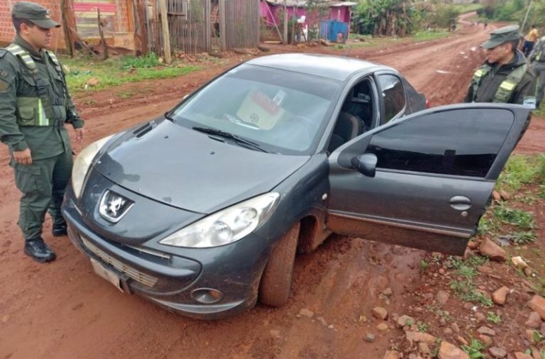 Automóvil robado es abandonado con carga de cigarrillos imagen-4